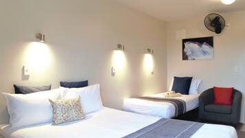 Habitación superior con 2 camas individuales, varias camas | Ropa de cama de alta calidad y colchones con acolchado adicional