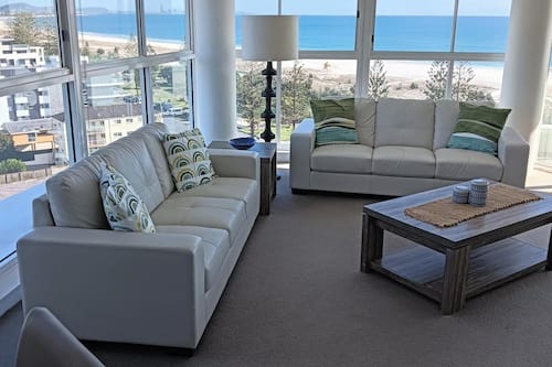 3 Bedroom Sub Penthouse | Living area | 25-inch TV with digital channels
