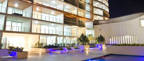 Outdoor pool, pool umbrellas, sun loungers