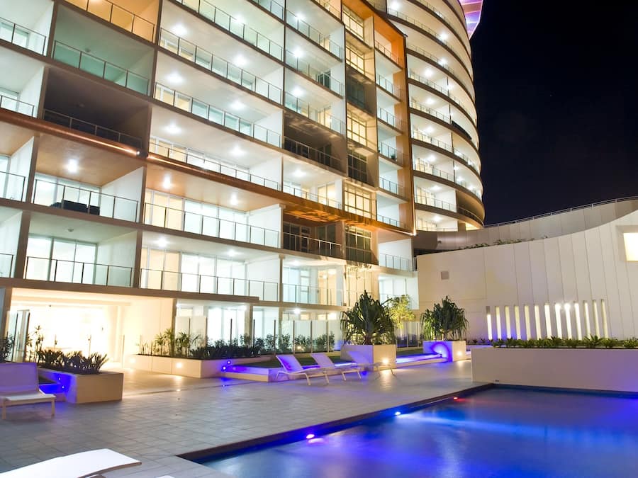 Piscina externa, guarda-sóis, espreguiçadeiras