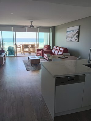 Standard Apartment, 2 Bedrooms | Ruang tamu | 25 inci televisyen dengan digital 