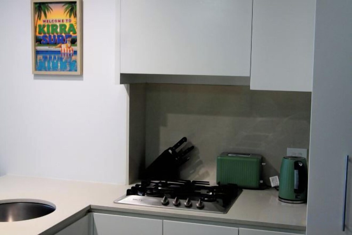 Private kitchen | Coffee/tea maker, full-size fridge, microwave, oven