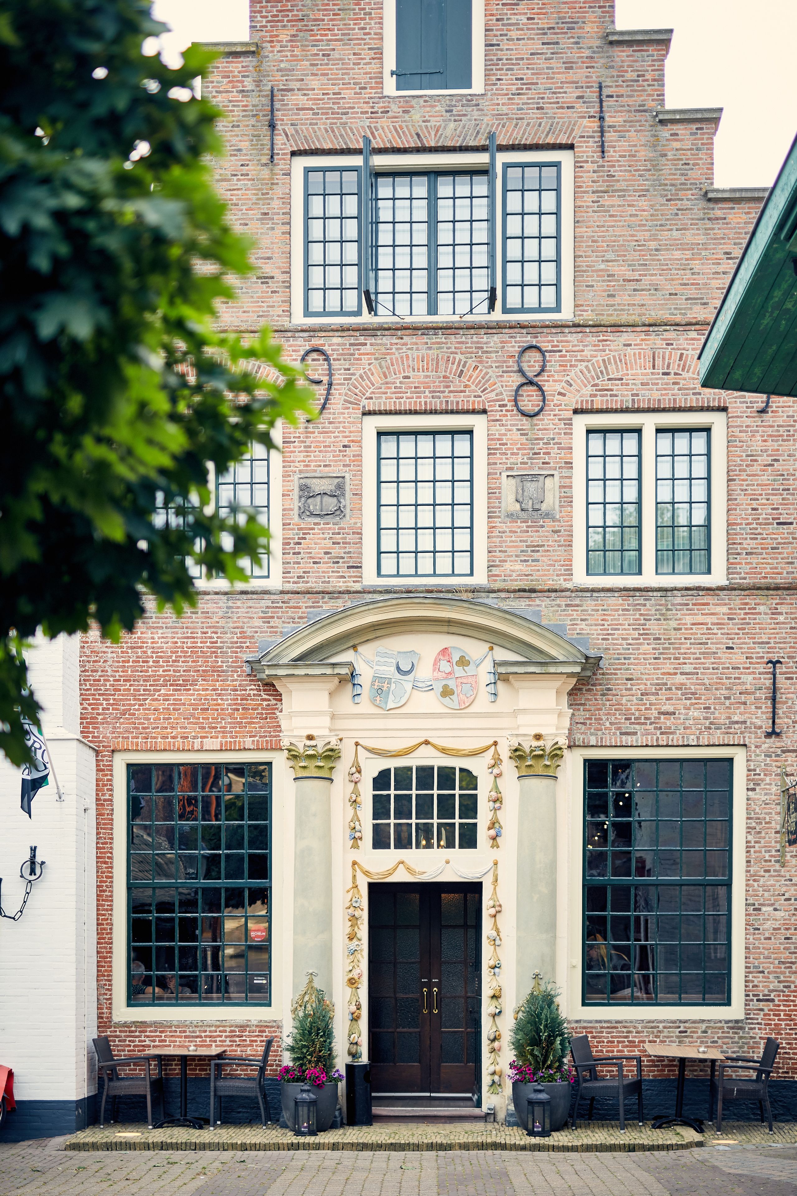 2 restaurants, breakfast served