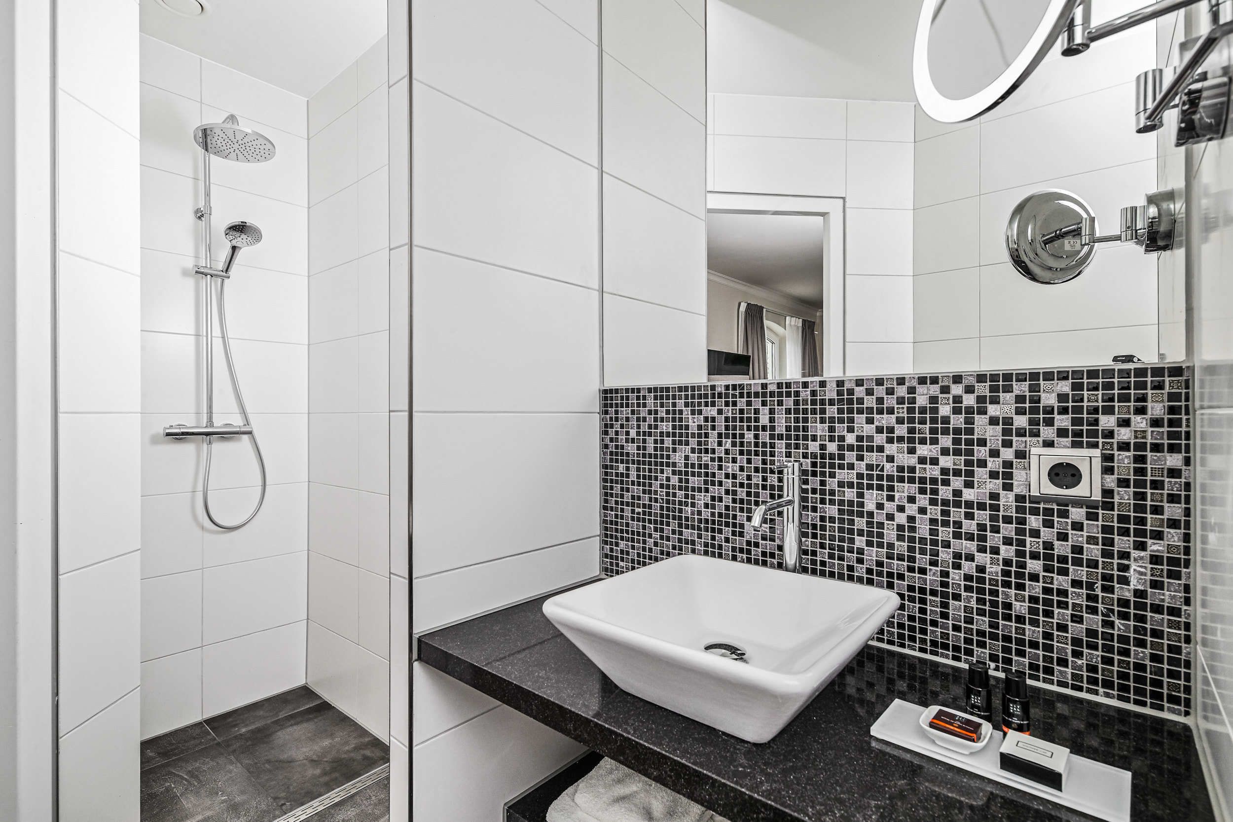 deluxe double room, jetted tub | bathroom | free toiletries, hair dryer, towels