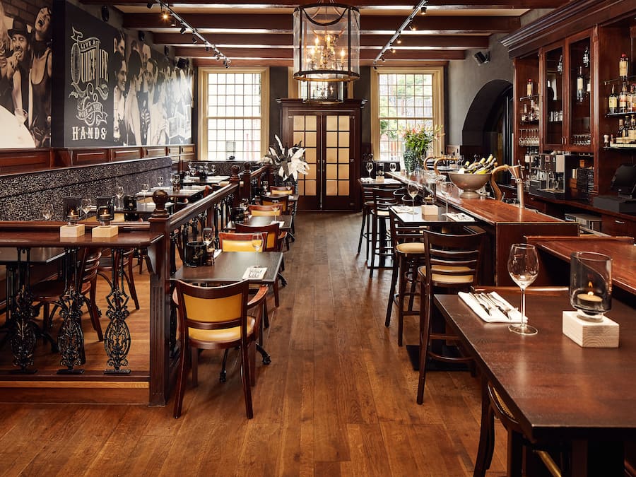 2 restaurantes, se sirve desayuno