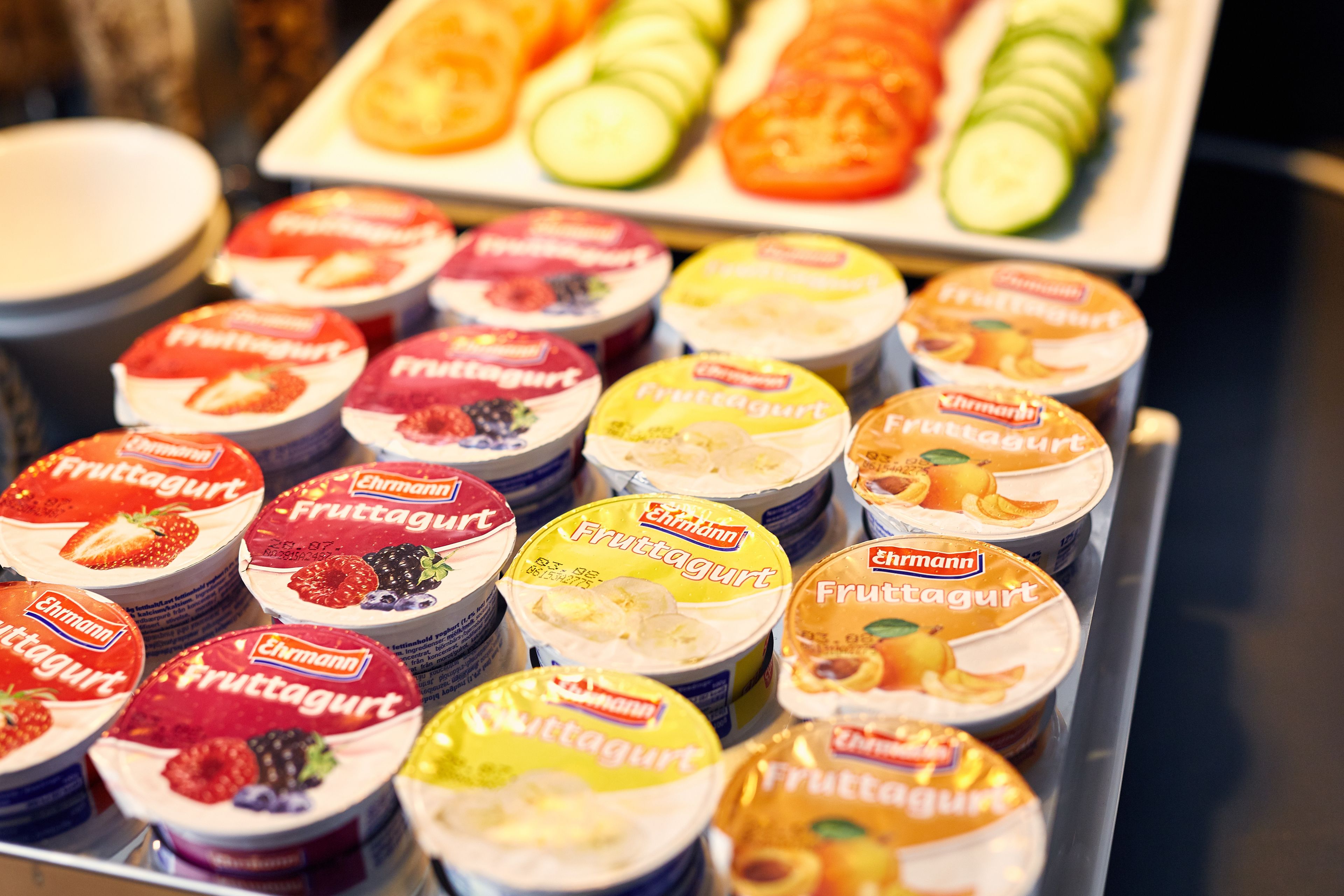 Se exhiben varios recipientes de yogur de frutas.