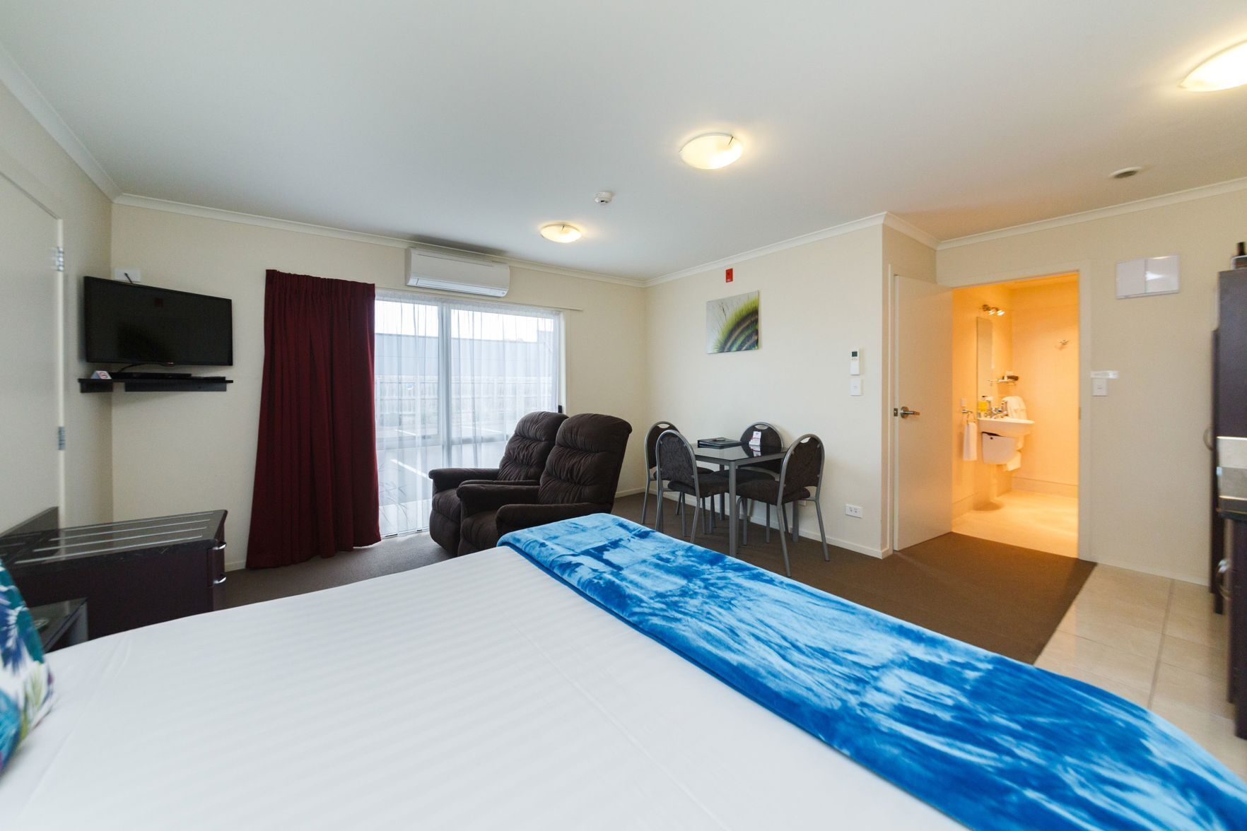 1 bedroom, premium bedding, minibar, in-room safe