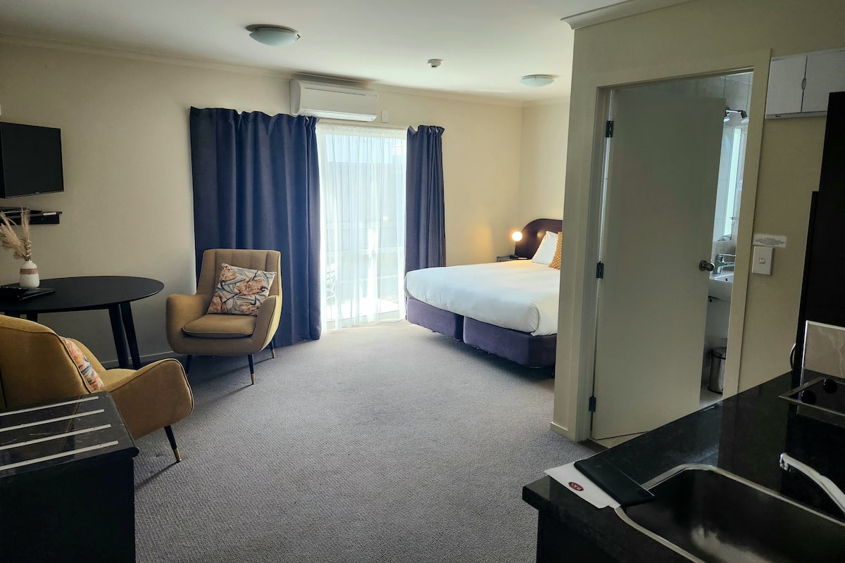 Studio | 1 bedroom, premium bedding, minibar, in-room safe