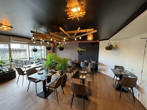 Petit déjeuner et dîner servis sur place