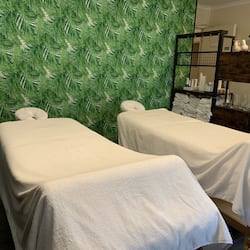 Parihoitohuone(ita), vartalohoitoja, aromaterapiaa, kuumakivihierontaa