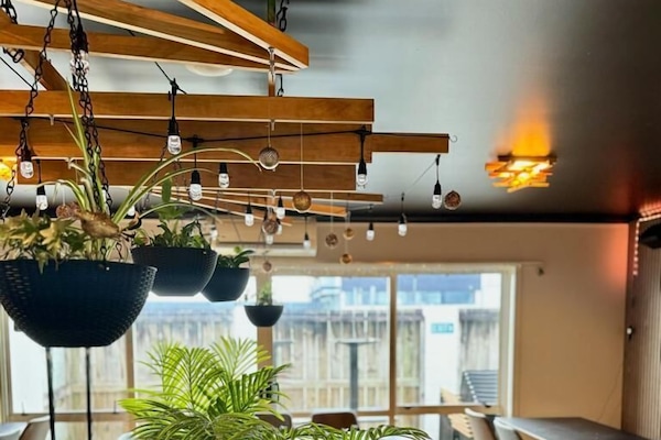 Breakfast and dinner served