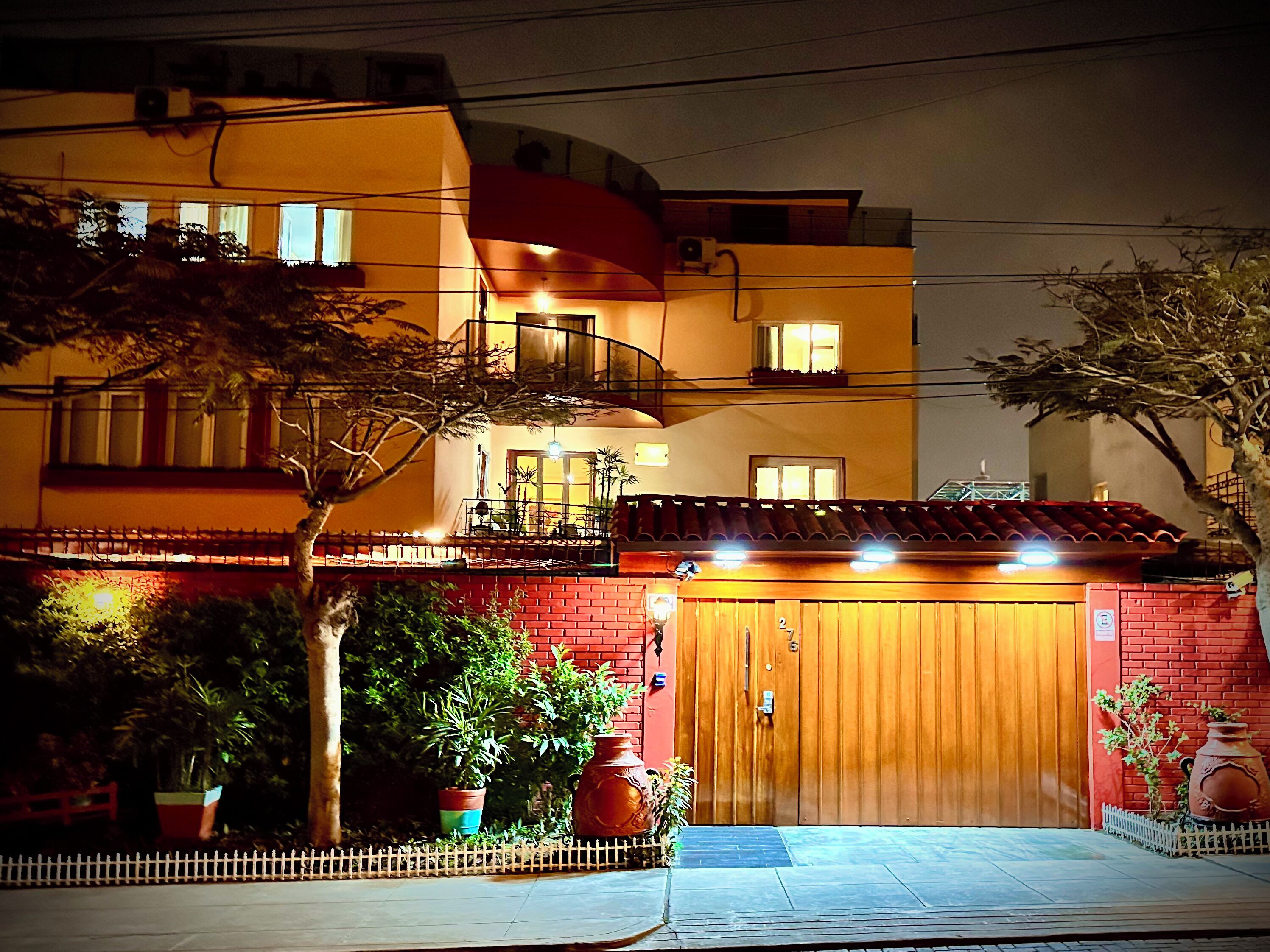 Majoituspaikan julkisivu illalla/yöllä