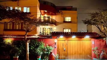 Majoituspaikan julkisivu illalla/yöllä