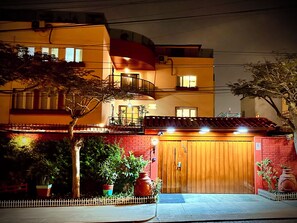 Front of property - evening/night - Peru Star Apart-Hotel (Lima)