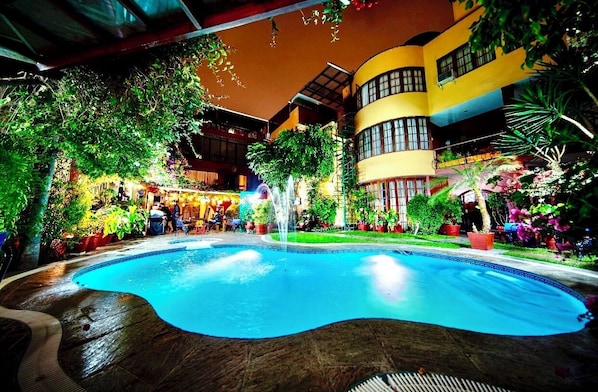 Outdoor pool, pool loungers - Peru Star Apart-Hotel (Lima)