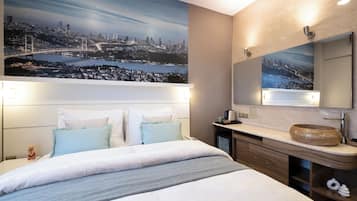 Habitación doble Confort, 1 cama Queen size | Ropa de cama de alta calidad, edredón y minibar