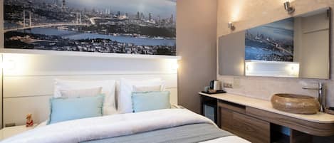 Comfort Double Room, 1 Queen Bed | Premium bedding, down comforters, minibar, in-room safe
