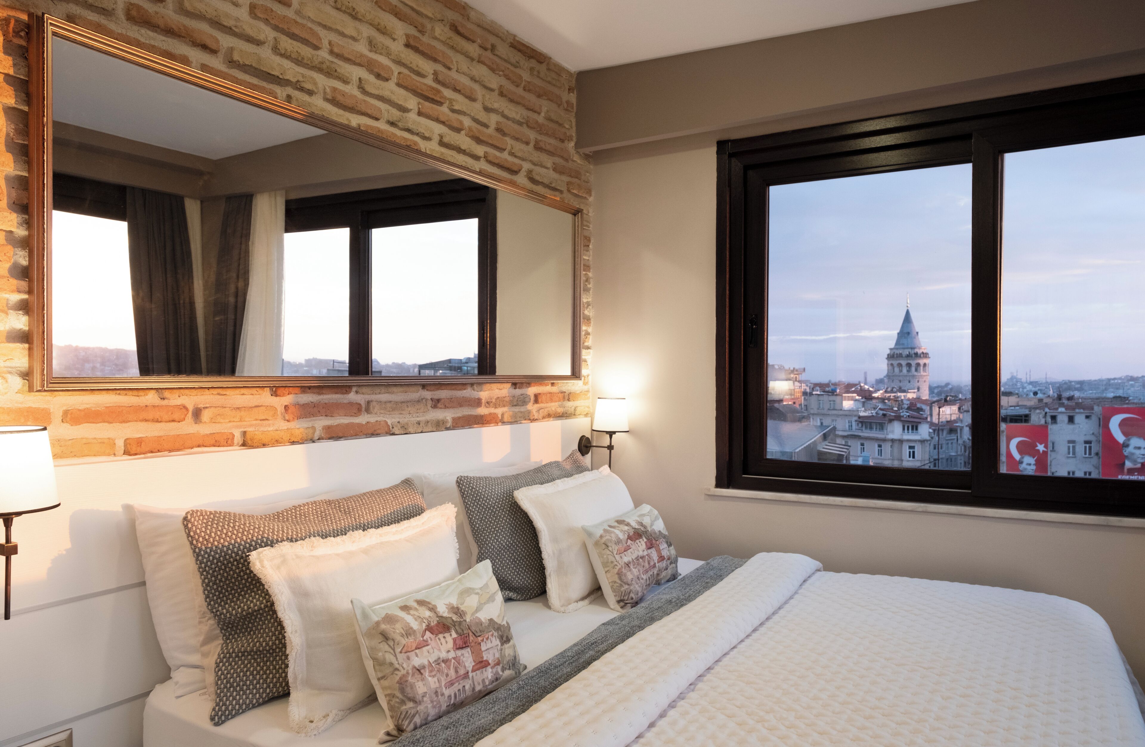 Deluxe tweepersoonskamer, 1 kingsize bed, uitzicht op zee | Luxe beddengoed, donsdekens, een gratis minibar, een kluis op de kamer