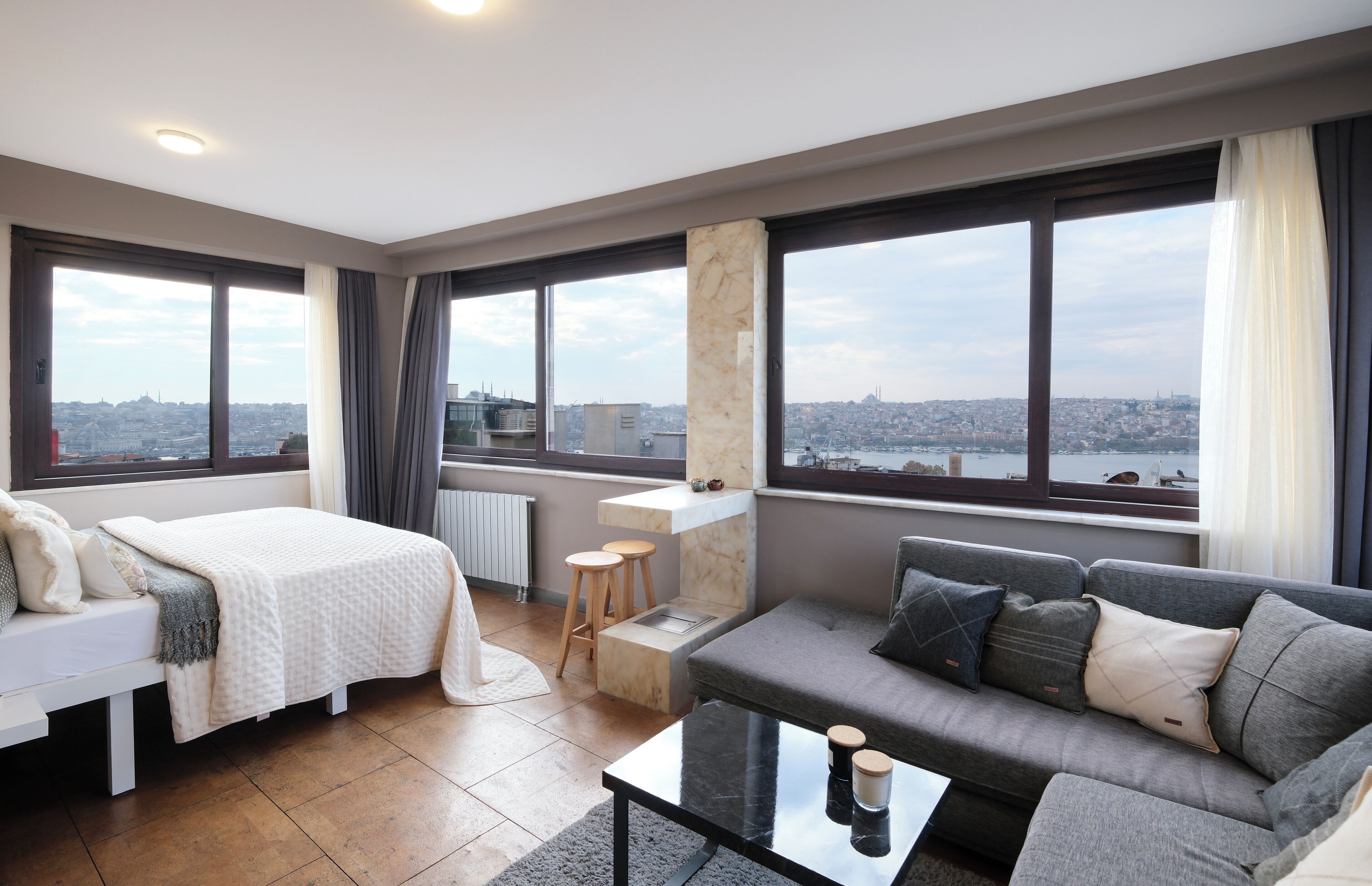 Dobbeltrom – deluxe, 1 kingsize-seng, sjøutsikt | Sengetøy av topp kvalitet, dundyner og minibar (inkludert)