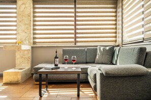 Doppia Deluxe, 1 letto king, vista mare | Area soggiorno | TV LED, libri