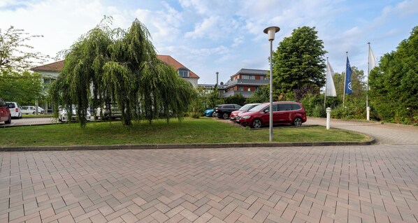 Estacionamento sem manobrista (sujeito a cobrança): EUR 5.00 por diária