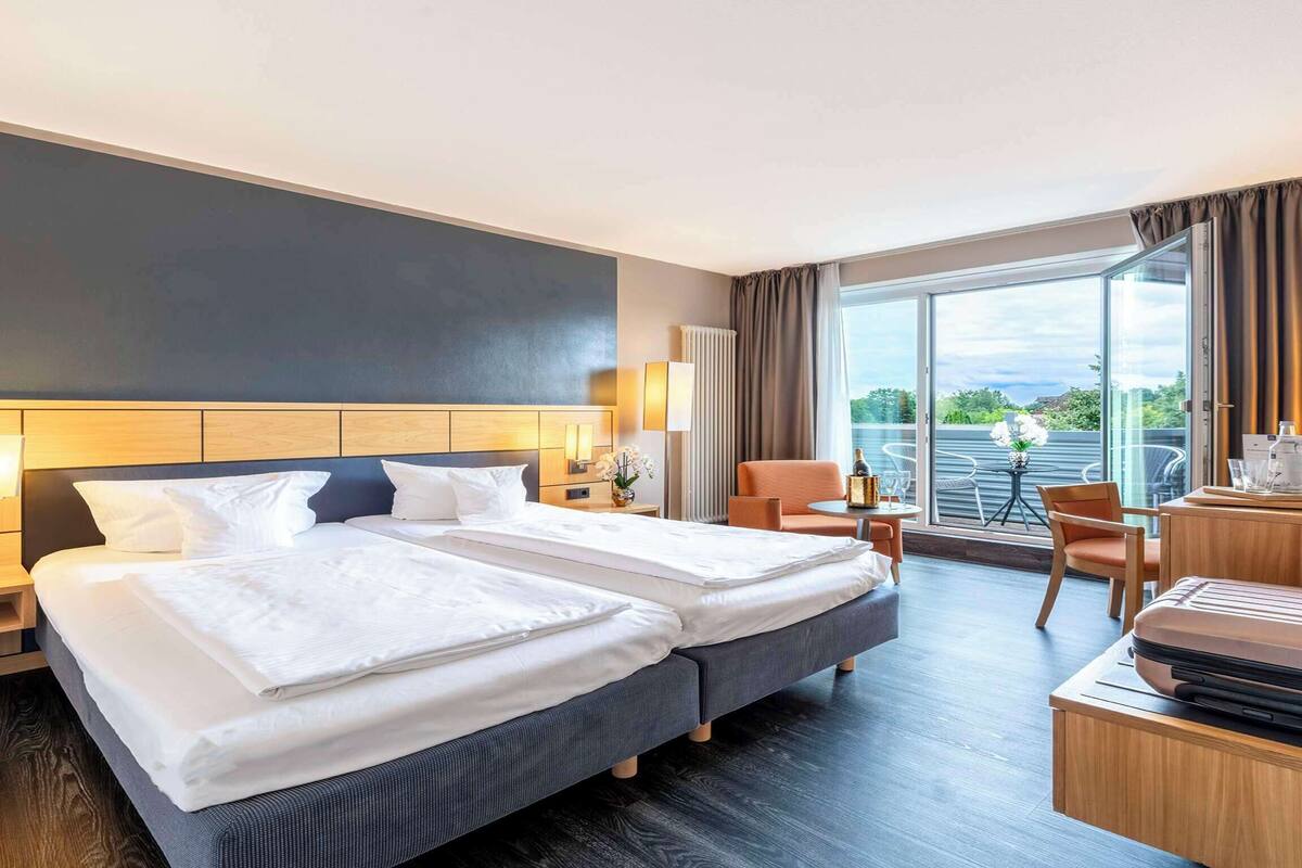 comfort room, 1 double bed, balcony (converts to 2 twin beds;larger room) | 1 bedroom, hypo-allergenic bedding, minibar, desk