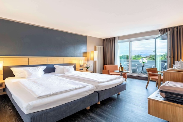 Comfort Room, 1 Double Bed, Balcony (Converts to 2 Twin Beds;Larger Room) | Hypo-allergenic bedding, minibar, desk, free cribs/infant beds