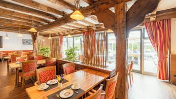 Tägliches Frühstücksbuffet (19 EUR pro Person)