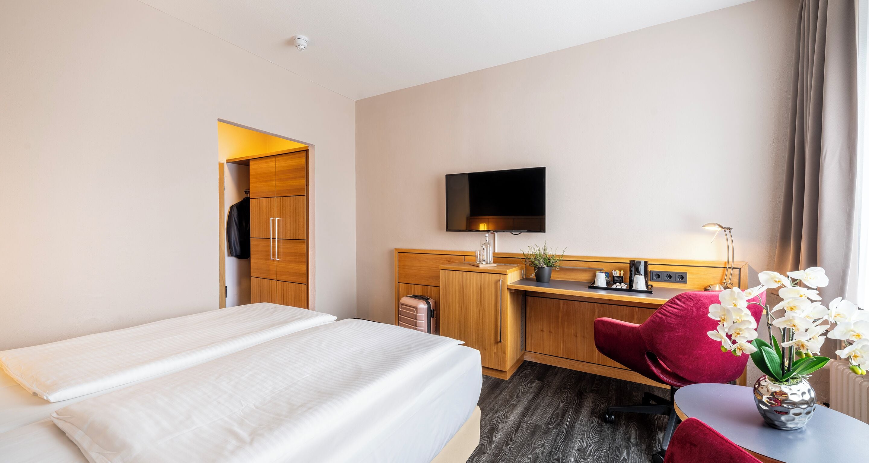 Standard-Doppelzimmer | Allergikerbettwaren, Minibar, Zimmersafe, Schreibtisch