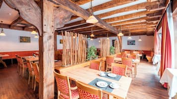 Petit déjeuner buffet (17.00 EUR par personne)