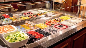 Der serveres morgenmad, aftensmad og lokale retter