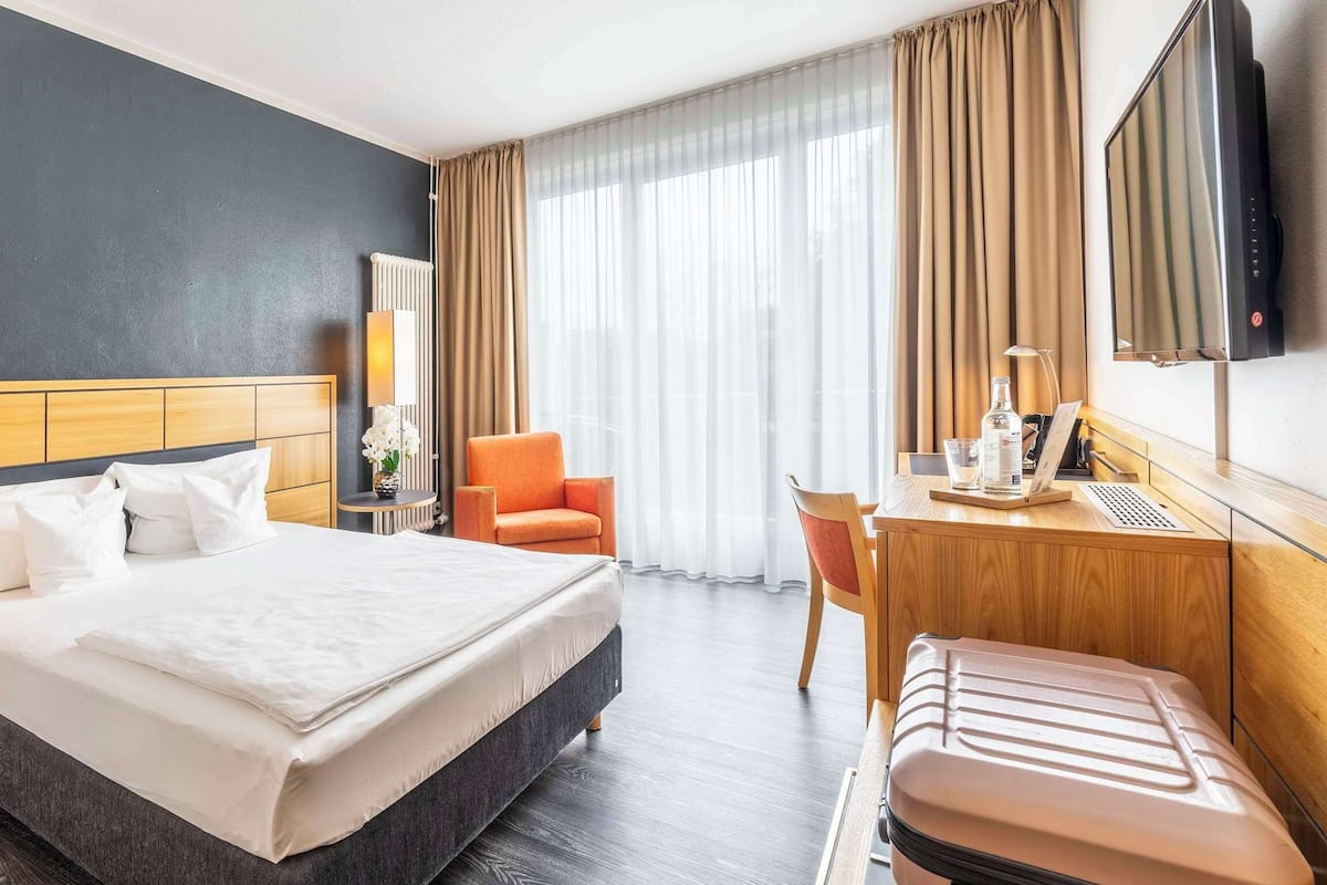 Comfort Room, 1 Double Bed | Hypo-allergenic bedding, minibar, desk, free cribs/infant beds