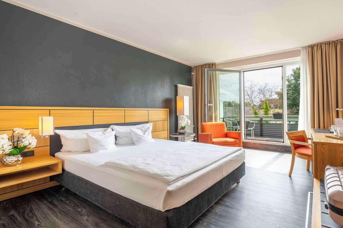 Comfort Room, 1 Queen Bed, Balcony (Larger Room) | Hypo-allergenic bedding, minibar, desk, free cribs/infant beds