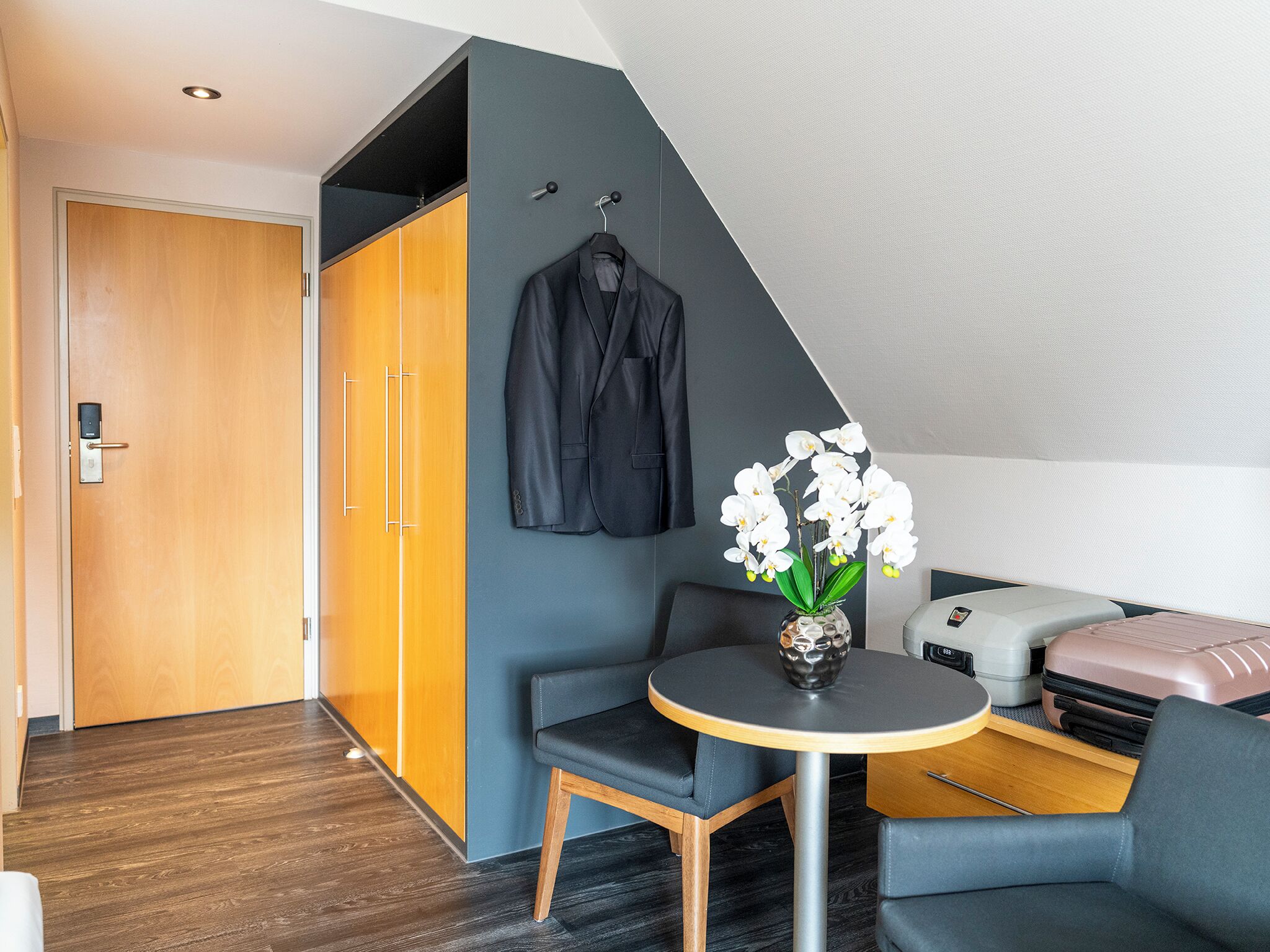 family room, 1 double bed | 1 bedroom, hypo-allergenic bedding, minibar, desk