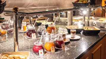 Tägliches Frühstücksbuffet (19 EUR pro Person)