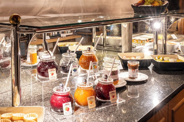 Frokostbuffé hver dag (EUR 19 per person)