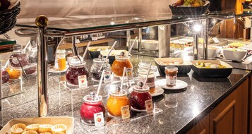 Un bufé con diversos alimentos y condimentos.