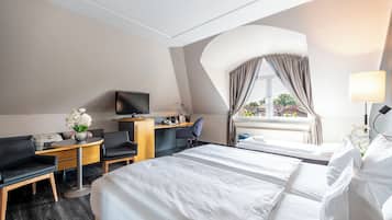 Family room for 2 to 3 adults | Allergitestet sengetøy, minibar, safe på rommet og skrivebord