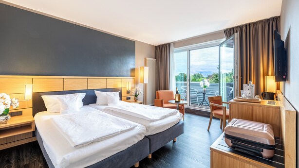 Comfort double room with balcony | เครื่องนอนป้องกันสารก่อภูมิแพ้, มินิบาร์, ตู้นิรภัยในห้องพัก, โต๊ะทำงาน