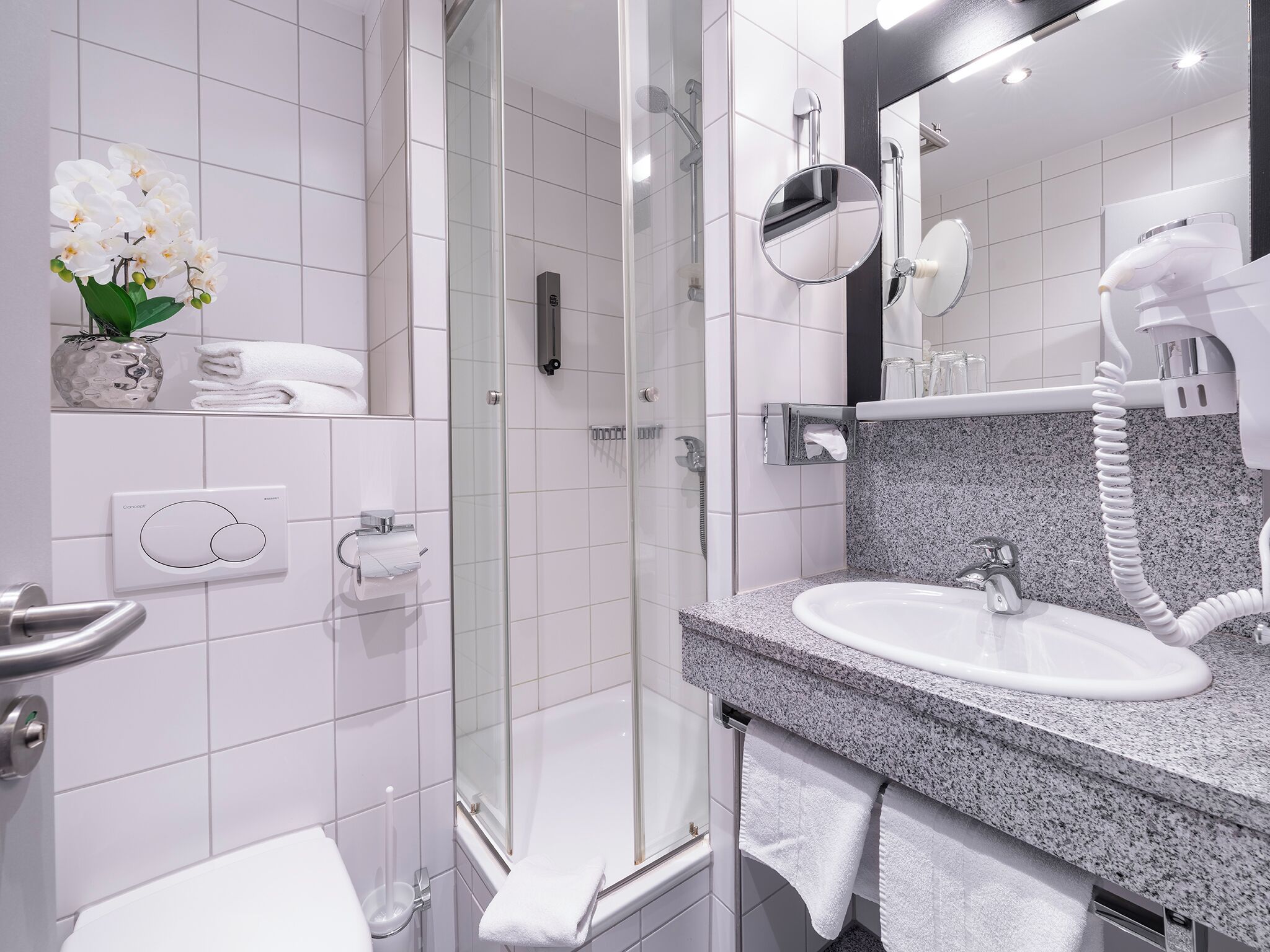 combined shower/bathtub, hair dryer, towels