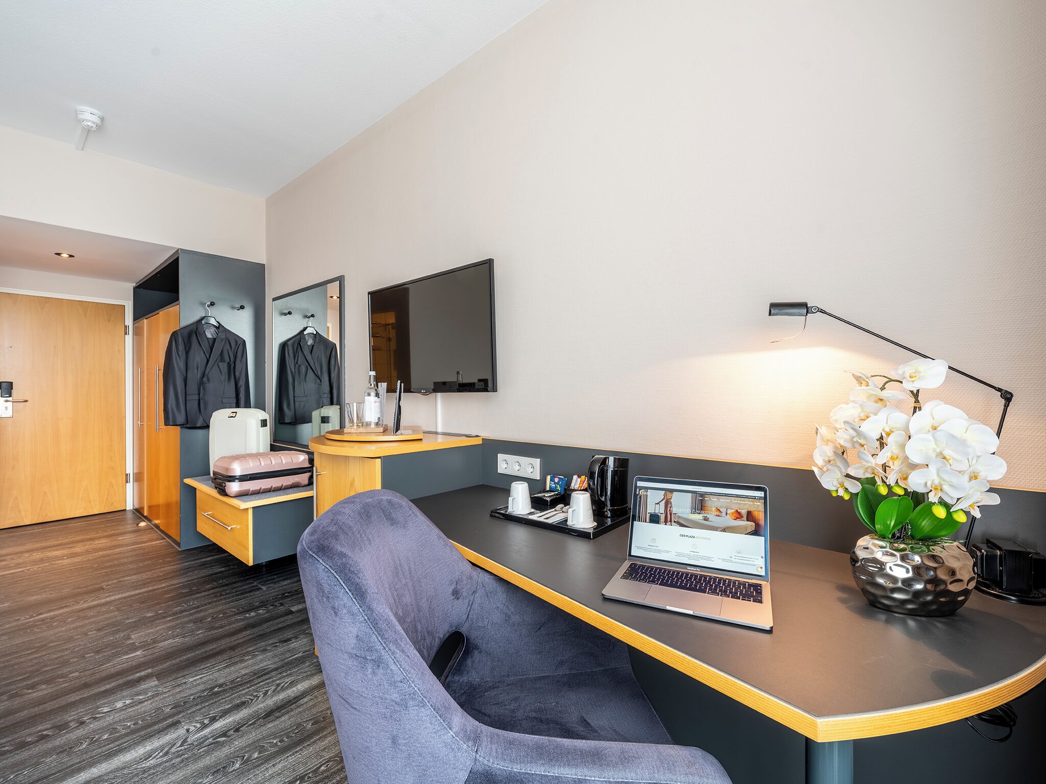 comfort room, 1 double bed | 1 bedroom, hypo-allergenic bedding, minibar, desk