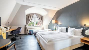 Familienzimmer fĂŒr 2 bis 3 Erwachsene | Allergikerbettwaren, Minibar, Zimmersafe, Schreibtisch
