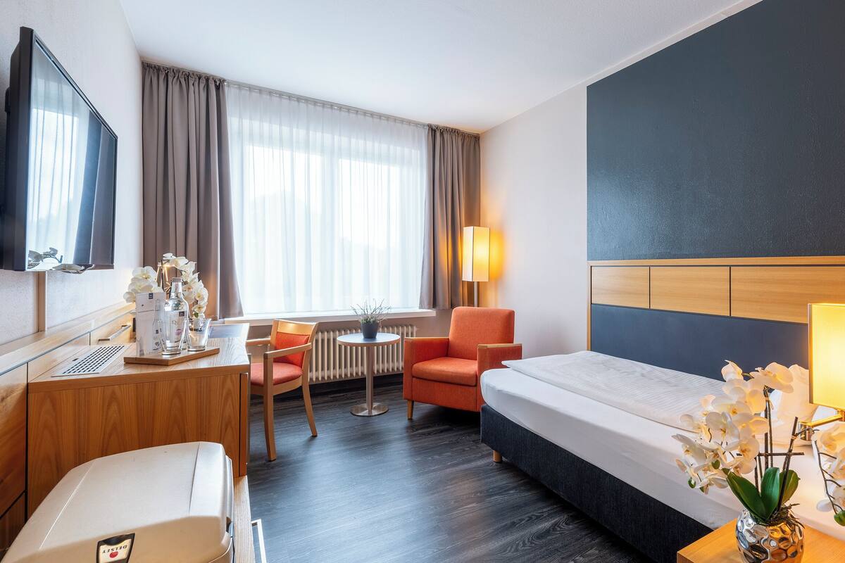 Hypo-allergenic bedding, minibar, in-room safe, desk