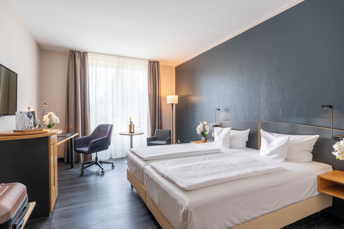 Hypo-allergenic bedding, minibar, in-room safe, desk