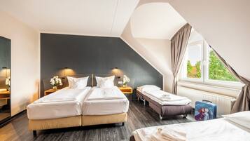 Familieværelse - 1 dobbeltseng | Allergivenligt sengetøj, minibar, skrivebord, gratis baby-/barnesenge