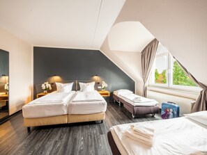 Familienzimmer, 1 Doppelbett | Allergikerbettwaren, Minibar, Schreibtisch, kostenlose Babybetten