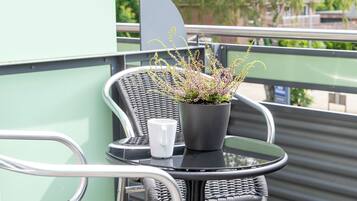 Comfort-Zimmer, 1 Queen-Bett, Balkon (Larger Room) | Allergikerbettwaren, Minibar, Schreibtisch, kostenlose Babybetten