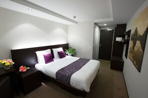 Escritorio, cortinas blackout y tabla de planchar con plancha 