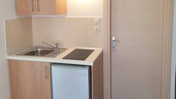 Superior Apartment | Dapur kecil peribadi | Peti sejuk, dapur, pembancuh kopi/teh, cerek elektrik