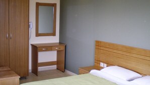 Schreibtisch, Verdunkelungsvorhänge, schallisolierte Zimmer